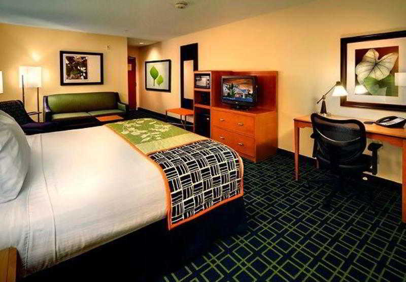 Fairfield Inn And Suites St Petersburg Clearwater Пінеллас-Парк Номер фото
